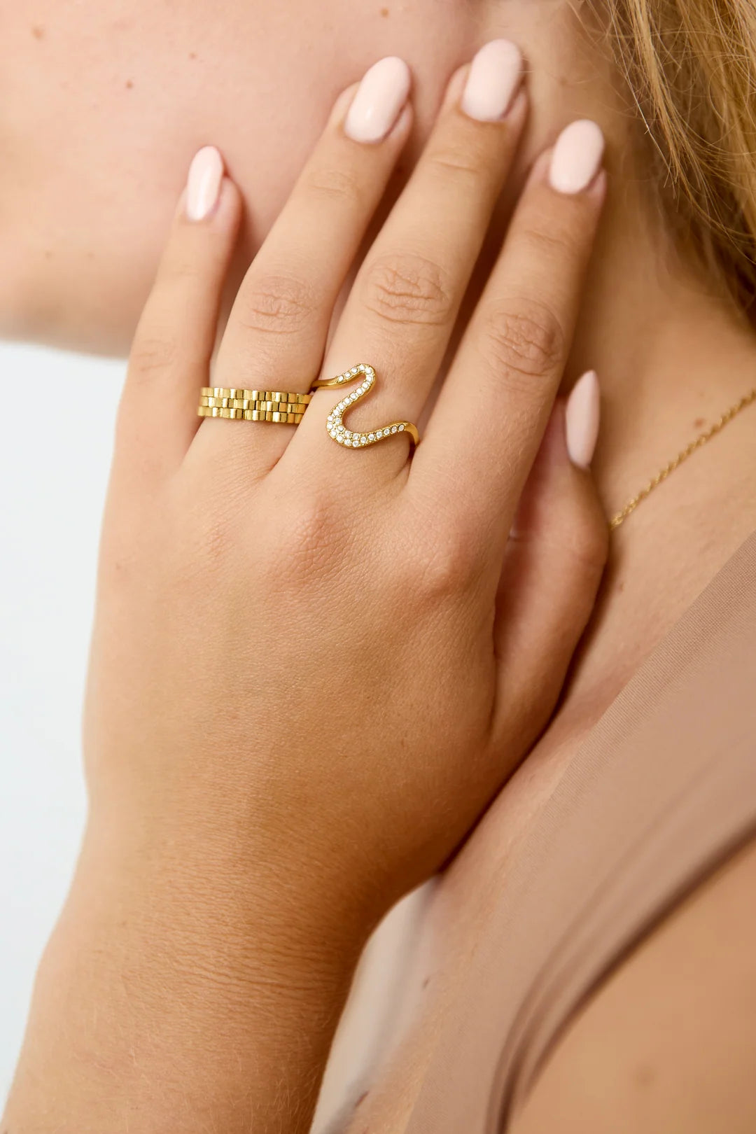 Velora Ring in Gold, schmaler Zickzack-Steinbesatz am Ringfinger