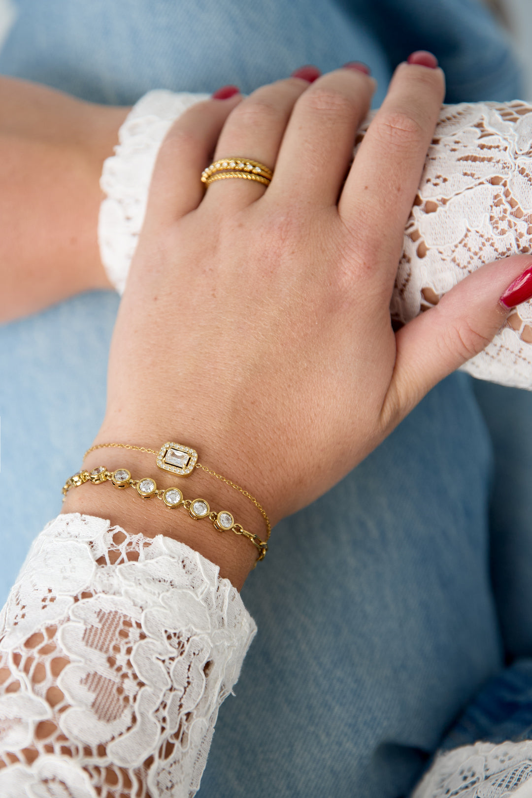 Goldfarbenes Armband mit Ziersteinen und eckigem Verschluss auf Gliederkette