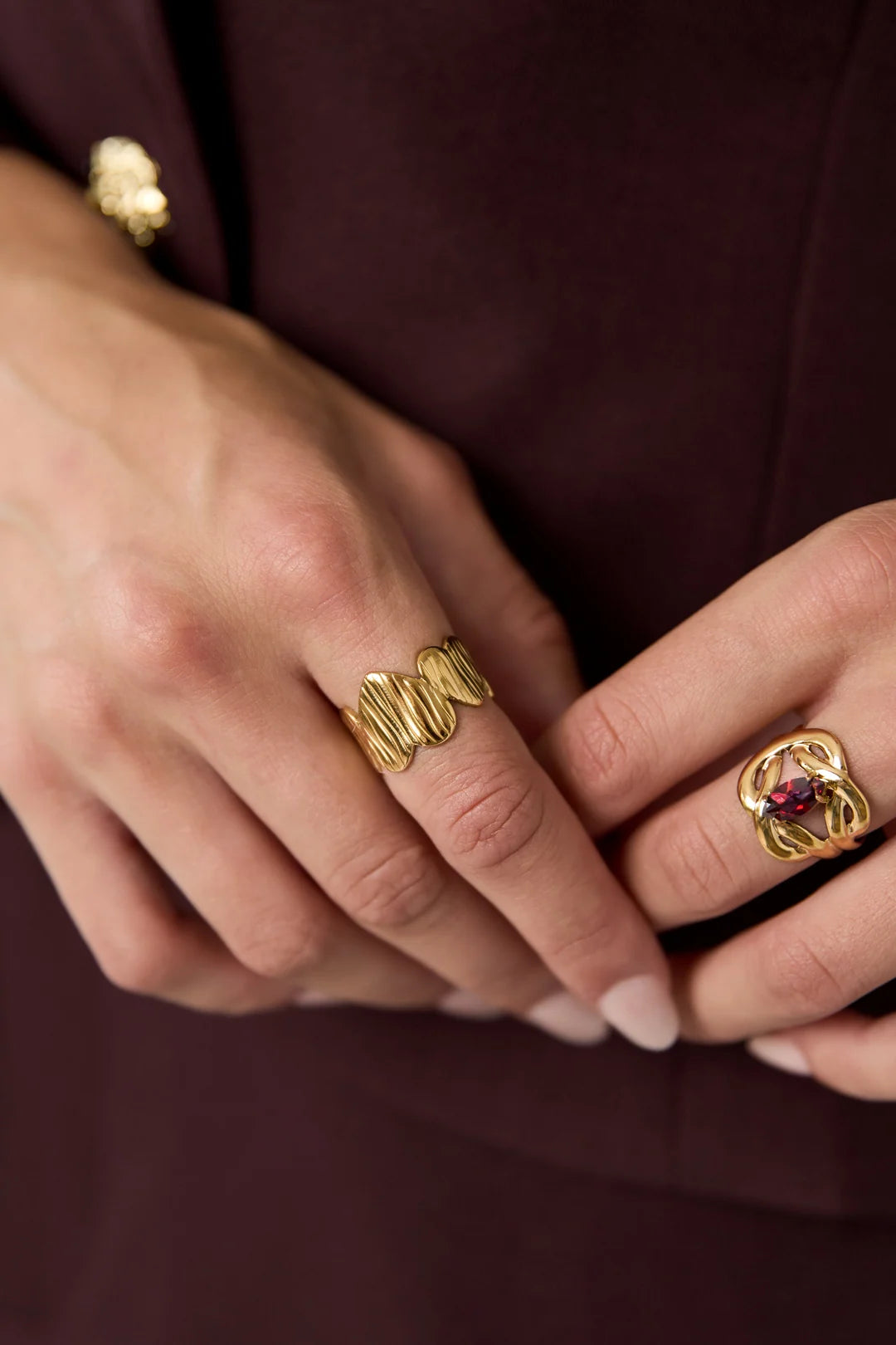 Goldfarbener Ring, gerippte Herzform mit Reliefoptik