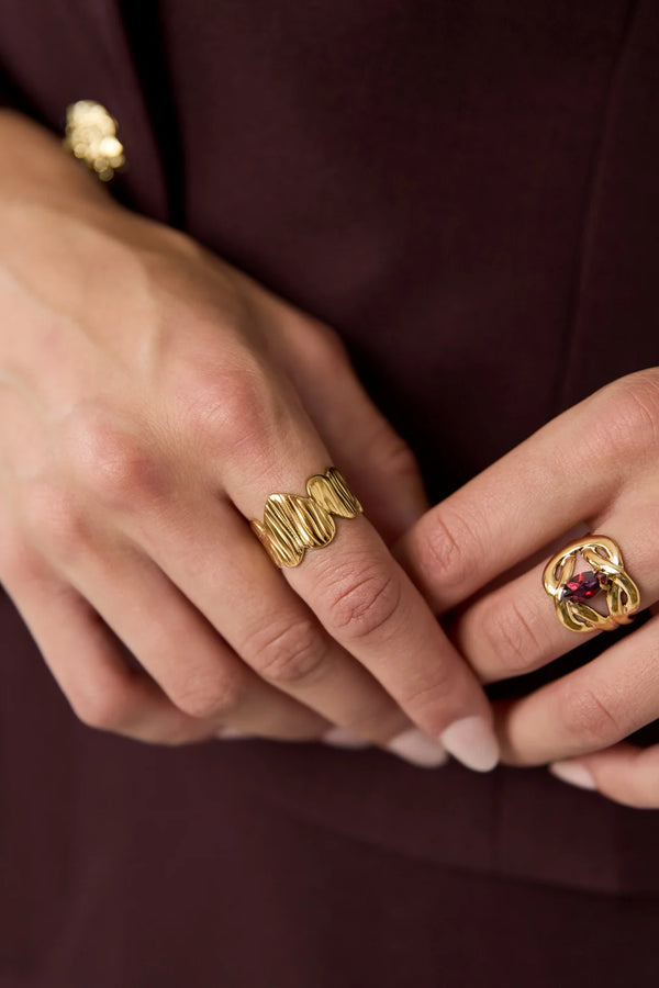 Goldfarbener Ring, gerippte Herzform mit Reliefoptik
