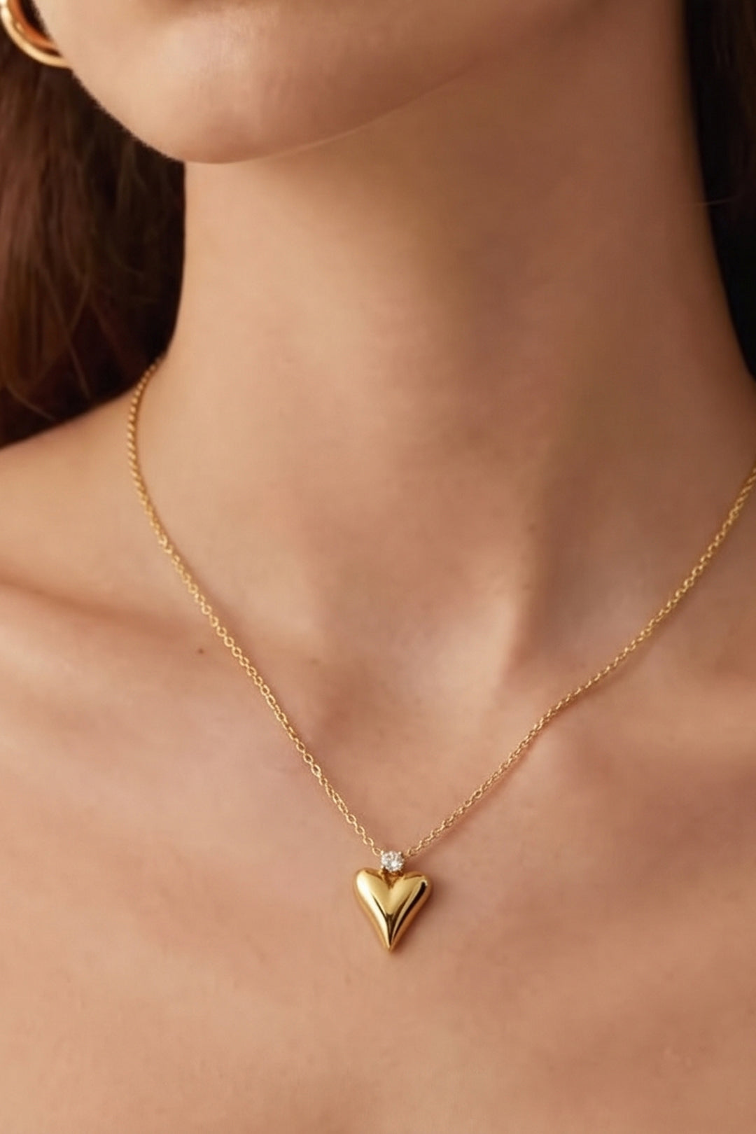 Goldene Kette mit Herzanhänger und kleinem Glitzerstein