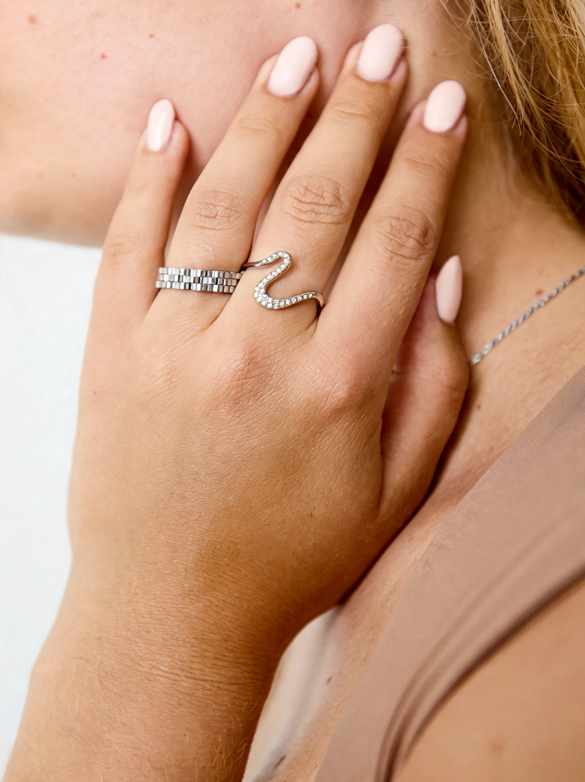 Velora Ring in Silber mit Zickzack-Steinbesatz am Ringfinger