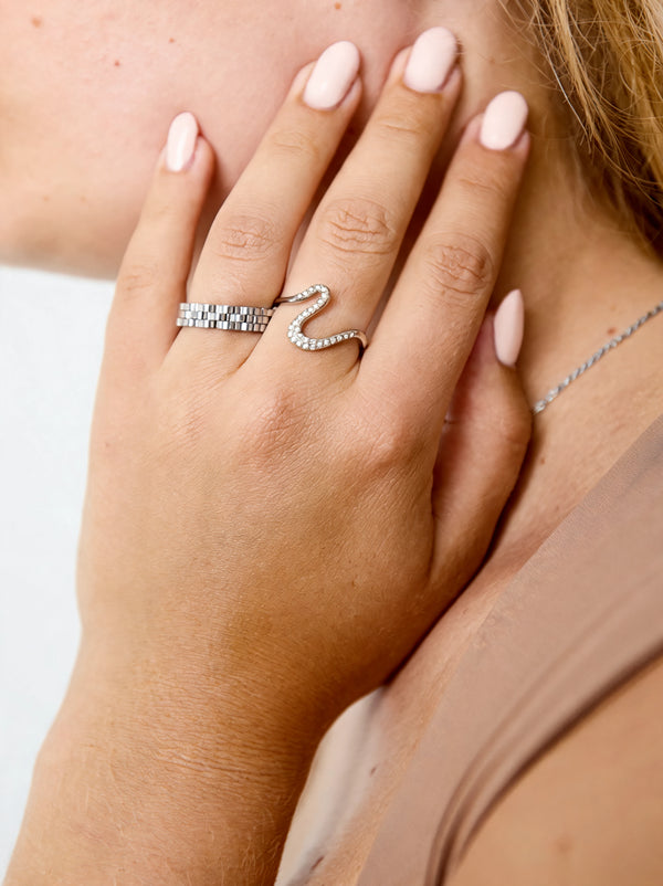 Velora Ring in Silber mit Zickzack-Steinbesatz am Ringfinger