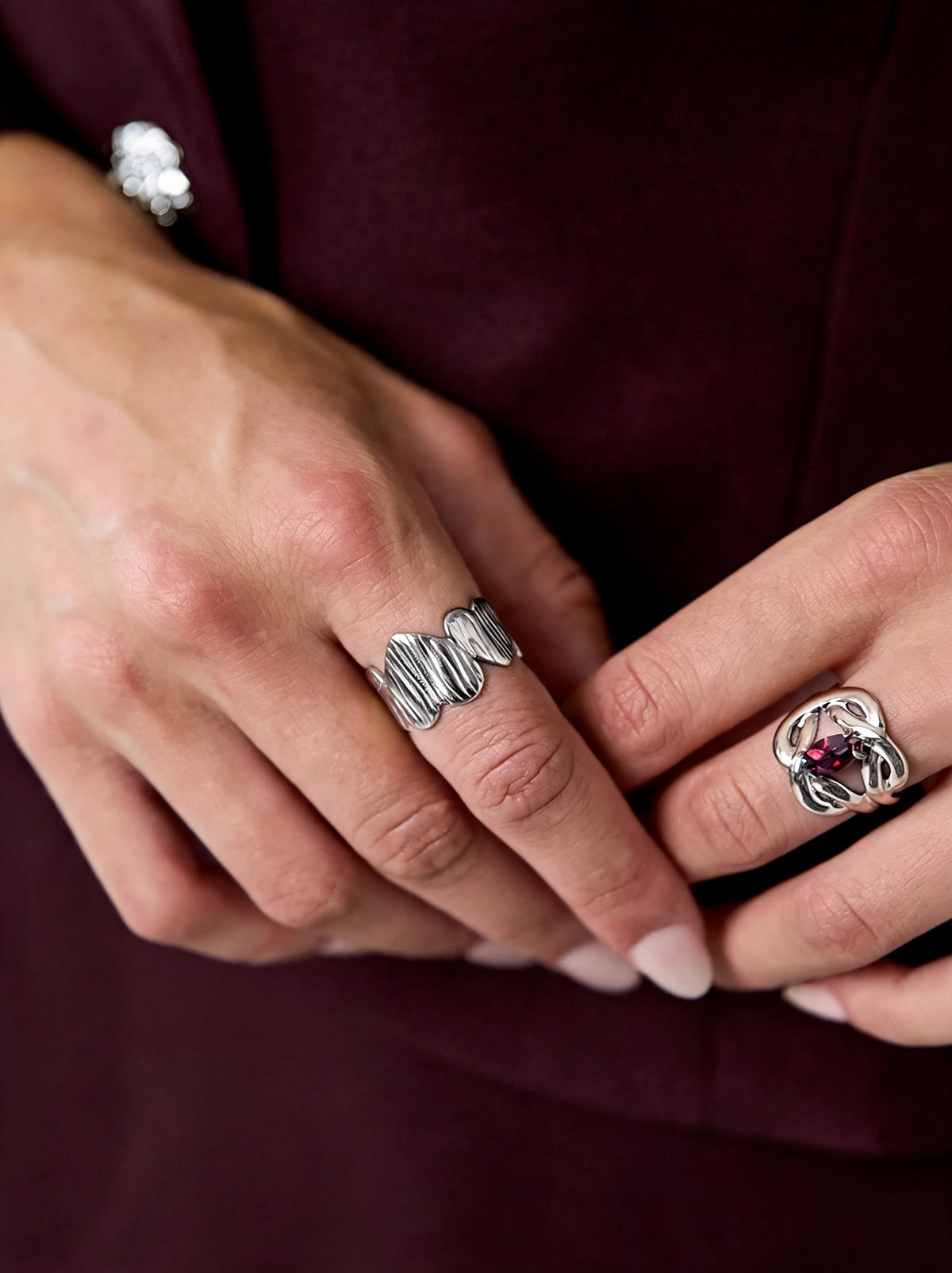 Silberfarbener Ring mit gerippten, herzförmigen Einsätzen