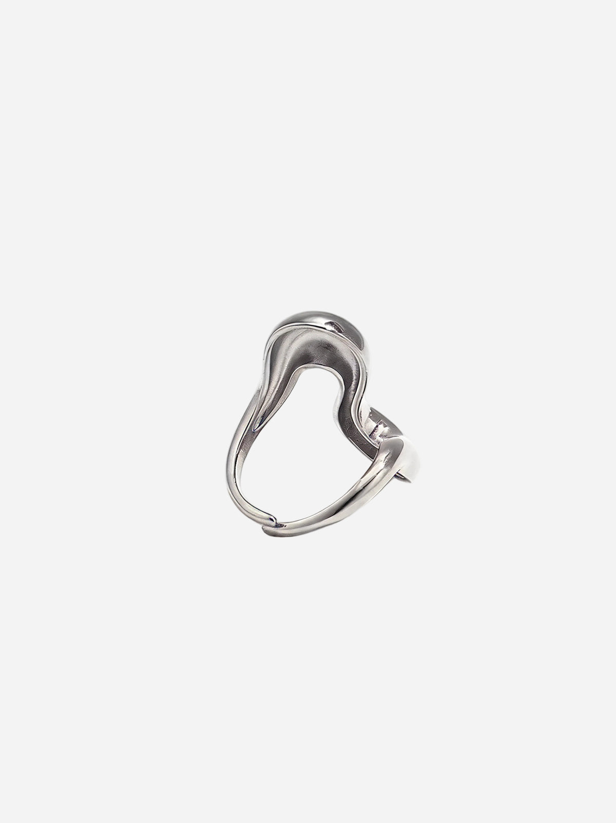 Silberfarbener Ring mit herzförmiger, geschwungener Öse