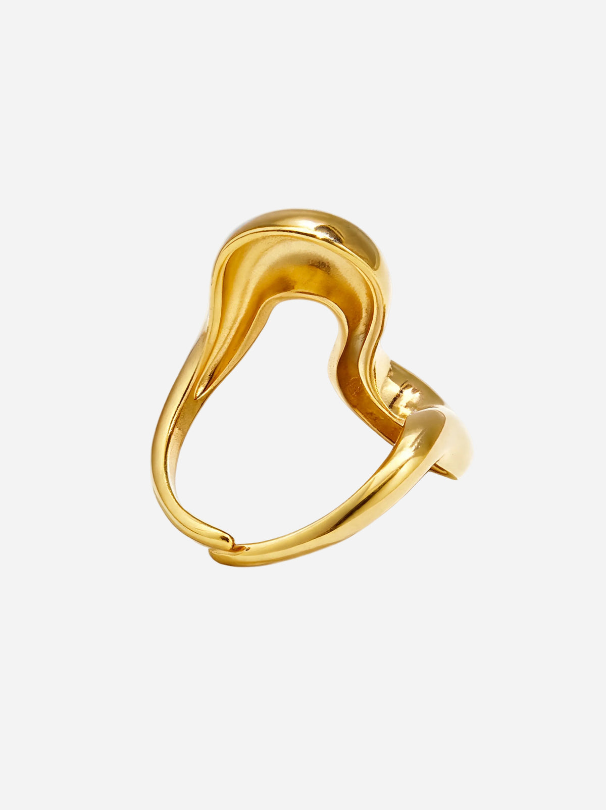 Goldfarbener Ring am Finger mit herzförmiger Öffnung