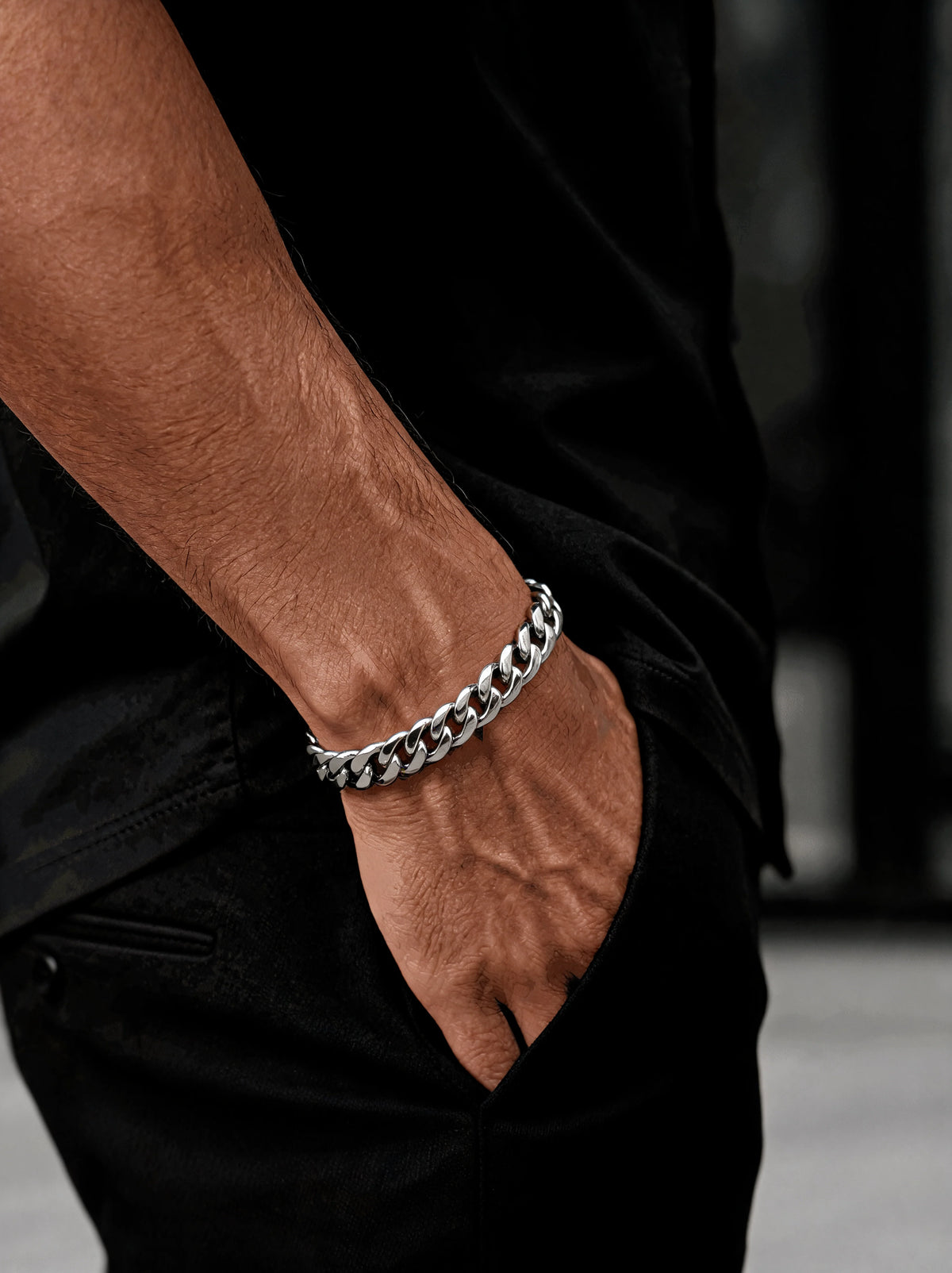 Silbernes Panzerarmband aus Gliederkette am Handgelenk, silberfarben