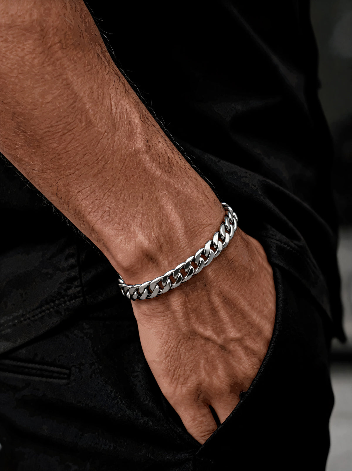 Silbernes Panzerarmband aus Gliederkette am Handgelenk