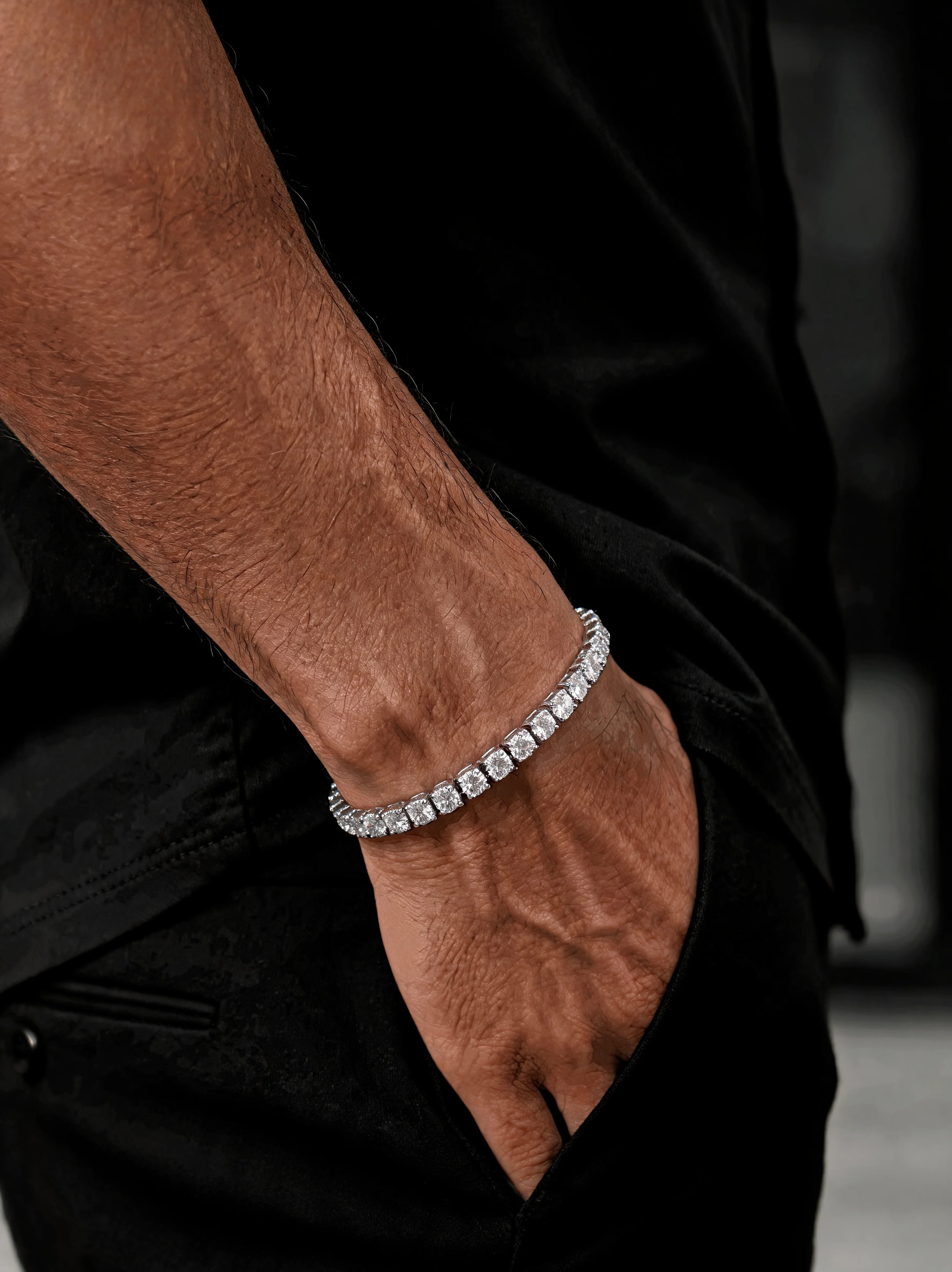 Silbernes Zirkonia-Tennisarmband am Handgelenk mit funkelnden Steinen alternate product image