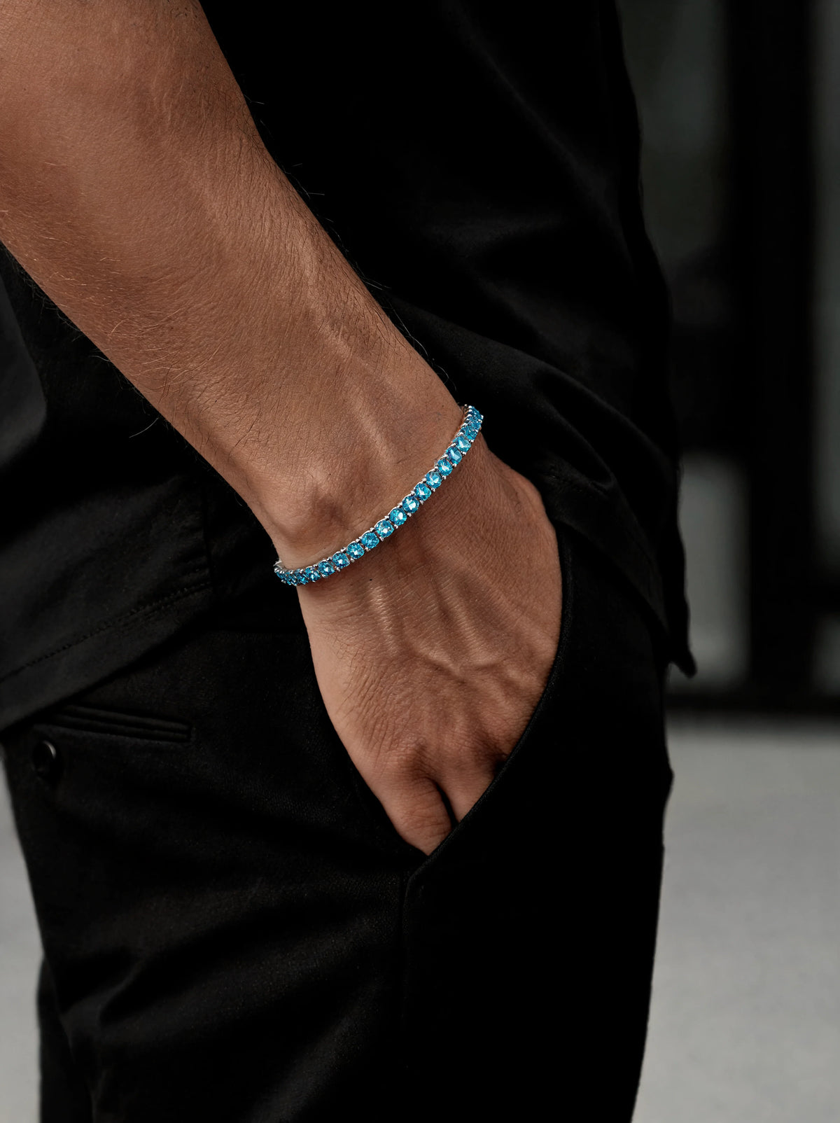 Tennisarmband mit blauen Zirkonia-Steinen am Handgelenk, verstellbar