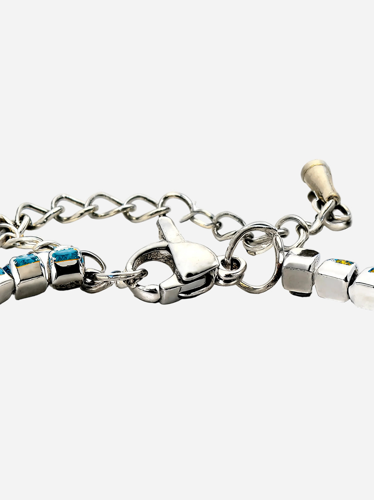 Silbernes Tennisarmband mit blauen Zirkonia, Kettenverschluss und Karabinerglied