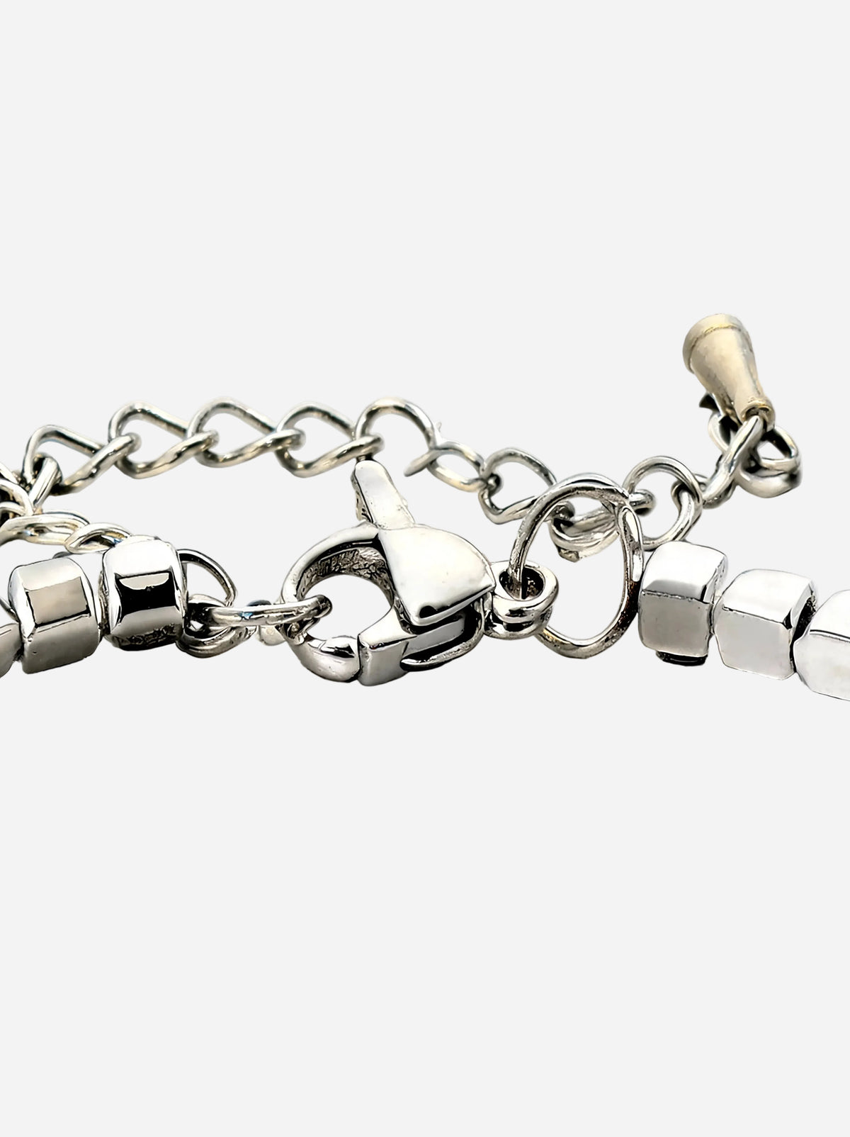 Tennisarmband mit Karabinerverschluss und Zirkonia-Elementen, silberfarbener Kettenrand