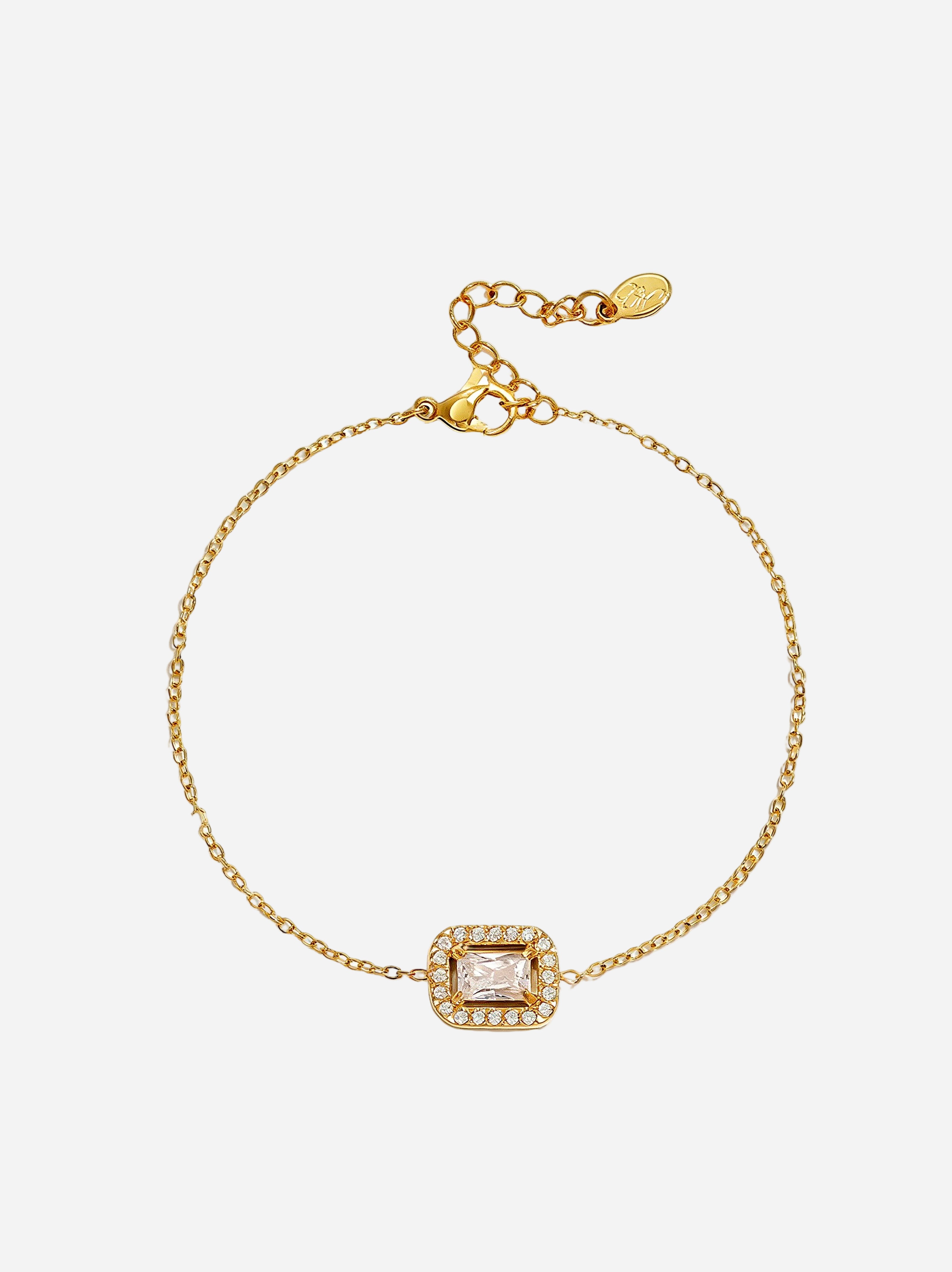 Goldfarbenes Armband mit quadratischem Zierstein auf feiner Gliederkette