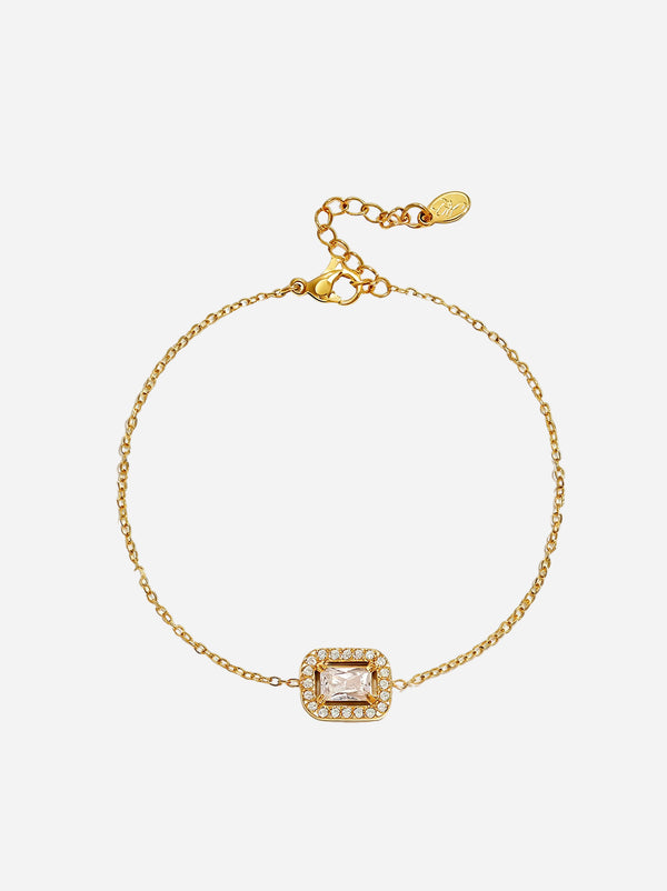 Goldfarbenes Armband mit quadratischem Zierstein auf feiner Gliederkette