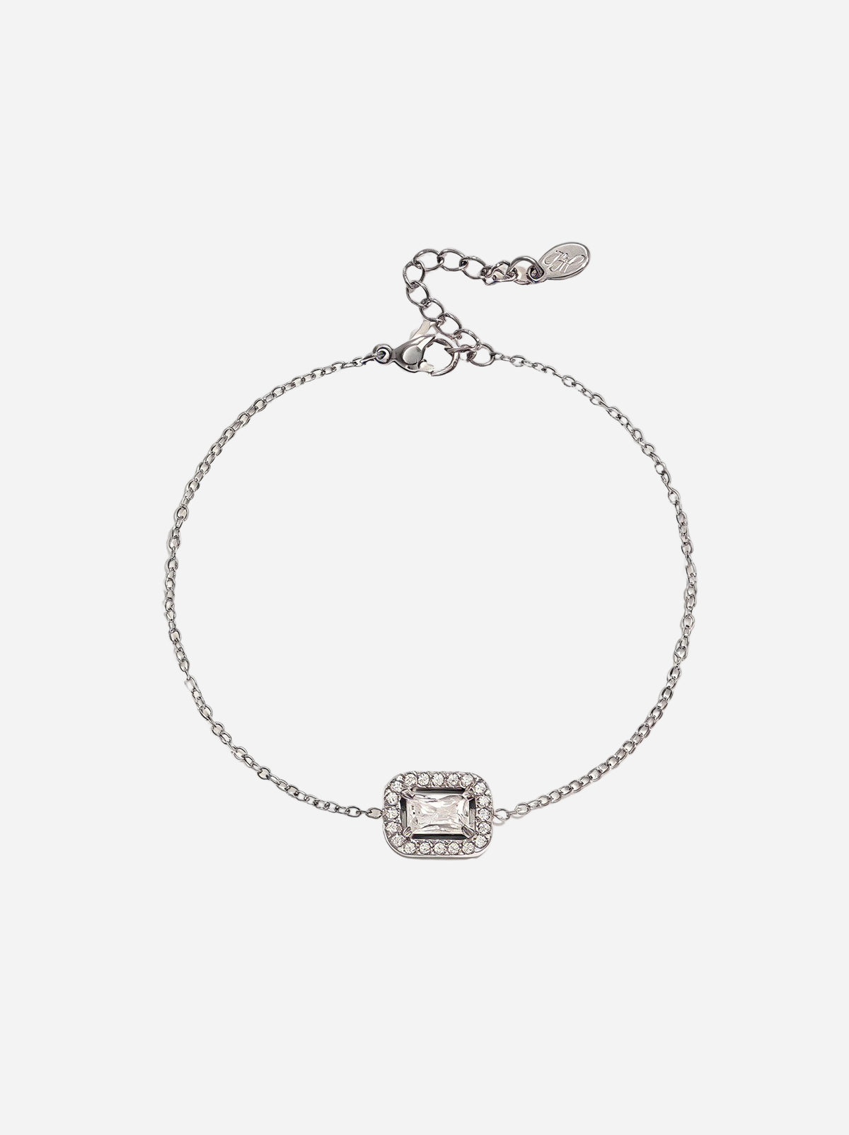 Silberfarbenes Armband mit quadratischem Zierstein auf feiner Gliederkette