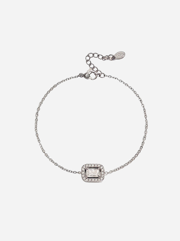 Silberfarbenes Armband mit quadratischem Zierstein auf feiner Gliederkette