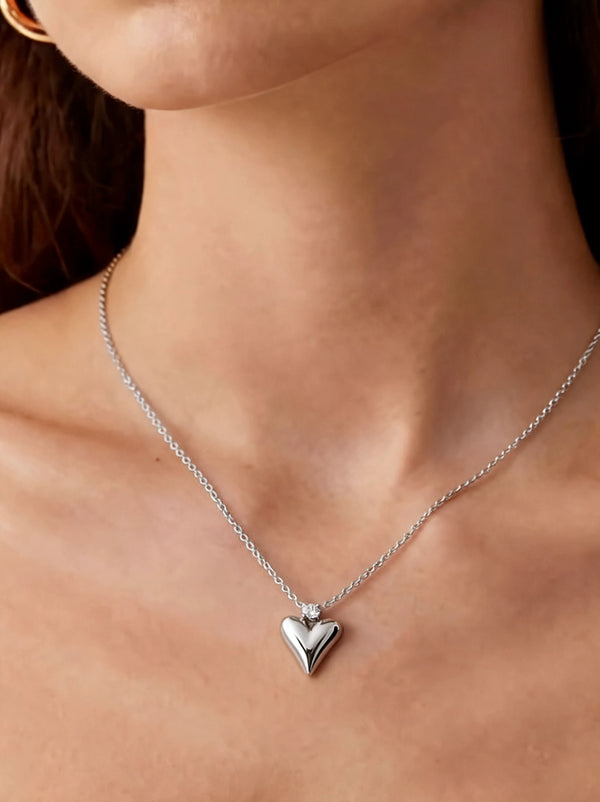 Silberne Kette mit Herzanhänger und kleinem Glitzerstein